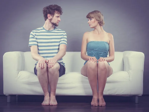 Concepto Relación Mujer Hombre Sentados Sofá Mirando Serio Uno Otro — Foto de Stock