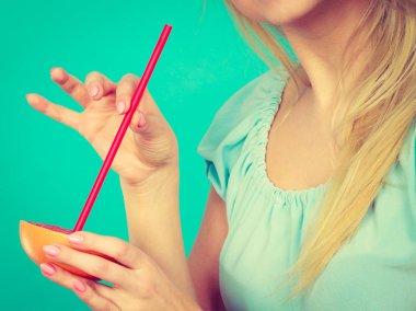 Sağlıklı beslenme, vitamin dolu ferahlatıcı yiyecekler. Meyve suyu içen bir kadın, kırmızı greyfurt.