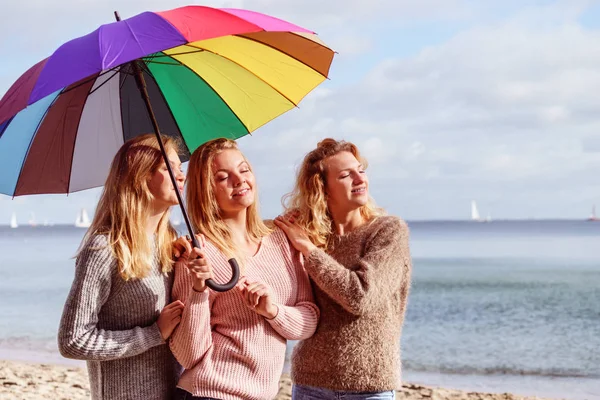 Trzy Ładne Młode Kobiety Przyjaciółki Pod Kolorowym Parasolem Modne Kobiety — Zdjęcie stockowe