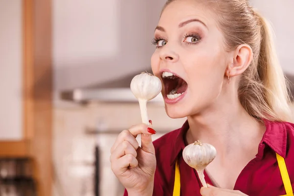 Engraçado Jovem Tentando Comer Alho Cru Dando Uma Grande Mordida — Fotografia de Stock