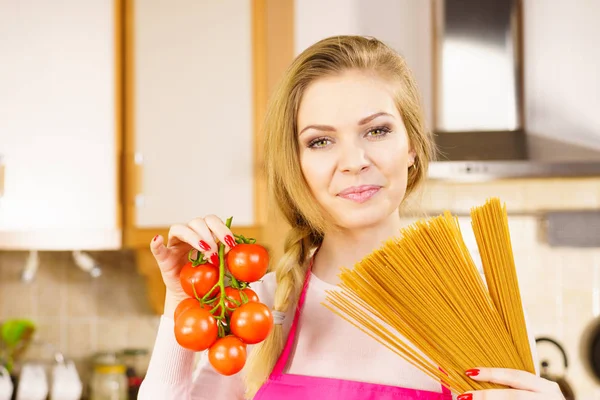 Женщина Длинной Макаронной Пастой Свежими Органическими Вкусными Помидорами Готовящими Спагетти — стоковое фото