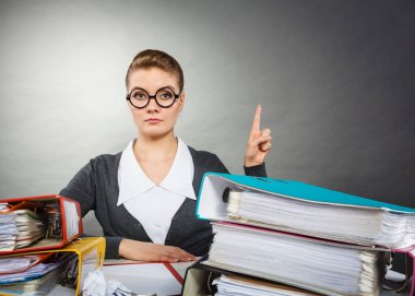 Metin alanı iletişim el kavramı. Duygusuz Sekreter yukarıda işaret. Üst kısmında bir jest yapma gözlüklü sarışın hanım.