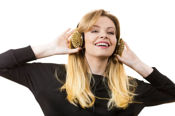 Adolescente Joven Grunge Mujer Vestida Negro Escuchando Música Los Auriculares — Foto de Stock