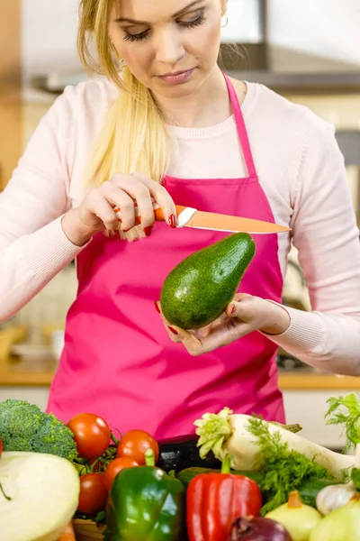 Cięcie Kobiety Przygotowywanie Zielonych Warzyw Pyszne Awokado Przy Użyciu Kuchennego — Zdjęcie stockowe