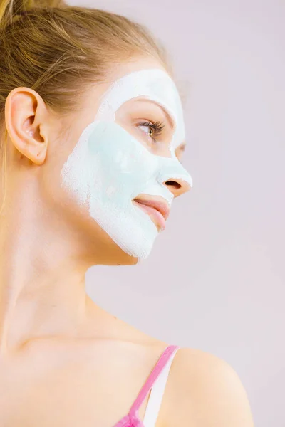 顔に白い緑色の泥マスクをした若い女性 十代の女の子は油性の肌の世話をし 毛穴をきれいにします 美の治療だ スキンケア — ストック写真