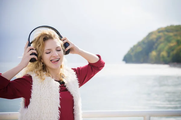 Boldog Örömteli Zenét Hallgat Miközben Kint Van Tini Visel Fejhallgató — Stock Fotó