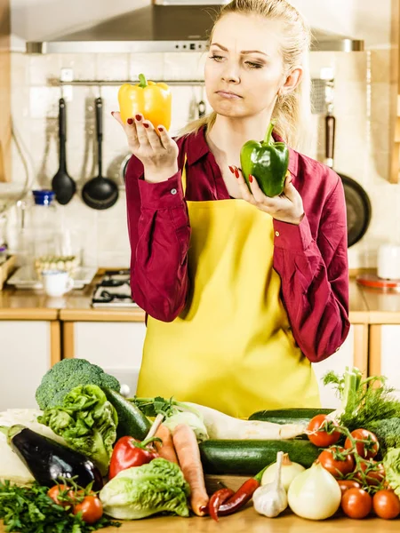 Misstrauische Junge Frau Mit Paprika Gemüse Denkt Über Essen Nach lizenzfreie Stockfotos