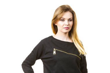 Göğsünde büyük bir fermuar olan siyah bluzlu mutlu genç bir kadın. Kadın modaya uygun..