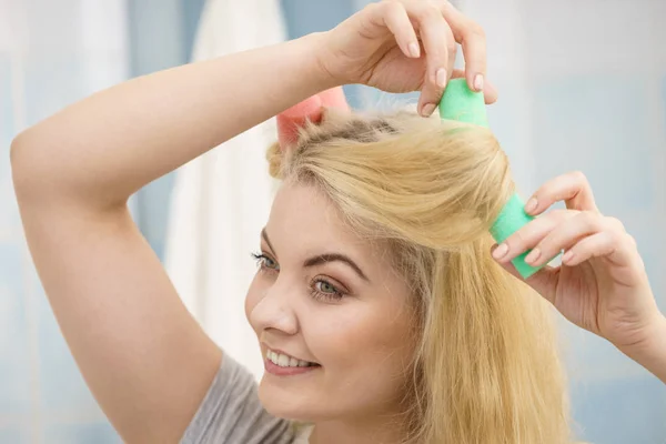 Blond Kvinna Använder Hårrullar För Att Skapa Vacker Frisyr Hennes — Stockfoto