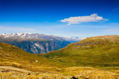 Norveç 'te Aurland ve Laerdal arasındaki dağ bölgesi. Uzakta kar zirveleri olan kayalık bir arazi. Ulusal turistik güzergah Aurlandsfellet.