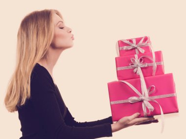 Xmas sevgi ve mutluluk kavramı kutlama insanlar. Öpücük, beyaz gönderme pembe hediye kutuları, yığını tutan tatlı sarışın kız sunar