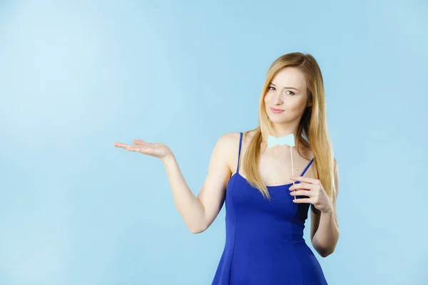 Frau Mit Karnevalszubehör Stock Hat Spaß Studioaufnahme Auf Blauem Hintergrund — Stockfoto