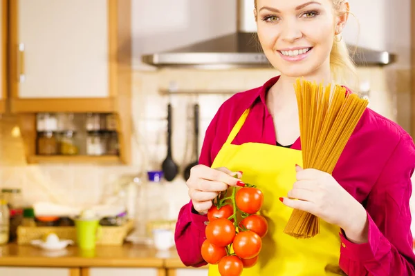 Mulher Segurando Macaron Massa Longa Tomates Deliciosos Orgânicos Frescos Prestes — Fotografia de Stock