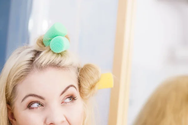 Mulher Loira Usando Rolos Cabelo Para Criar Penteado Bonito Seu — Fotografia de Stock