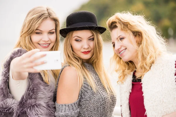 Tres Hembras Tomando Selfies Divirtiéndose Aire Libre Usando Teléfono Inteligente — Foto de Stock