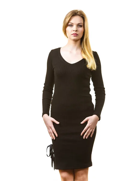 スタイリッシュな短い黒のドレスを身に着けている非常に美しい女性 エレガントな服を提示 — ストック写真