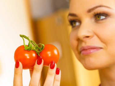 Kadın el holding tomates