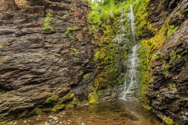 Küçük şelale dağlarda, Norveç.