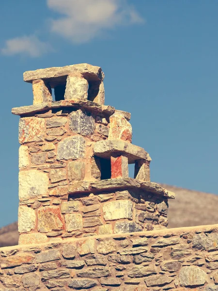 Sten gjort skorstenen på taket — Stockfoto