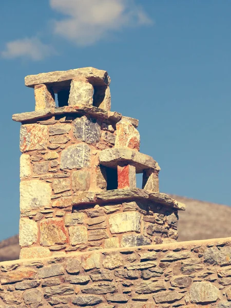 Piedra amde chimenea en el techo — Foto de Stock