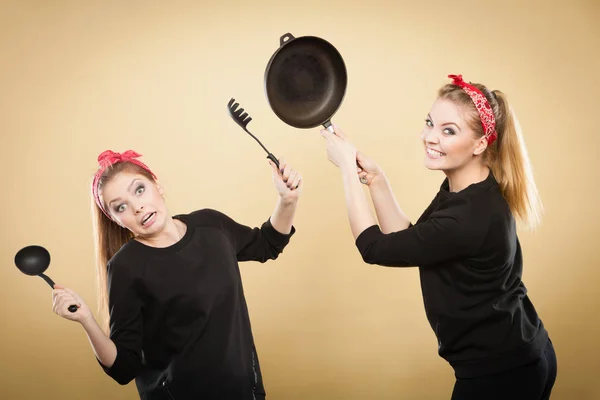 Кухонная борьба между ретро-девочками . — стоковое фото