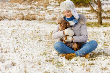 Köpeklerle kış aylarında oynayan kadın