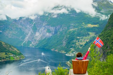 Norveç bayrağı turist Geirangerfjord üzerinde tutar
