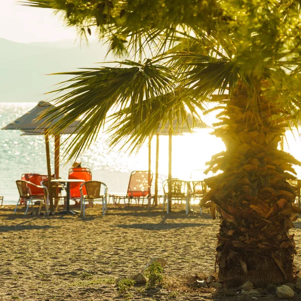 Sun parasole i leżaki na plaży — Zdjęcie stockowe