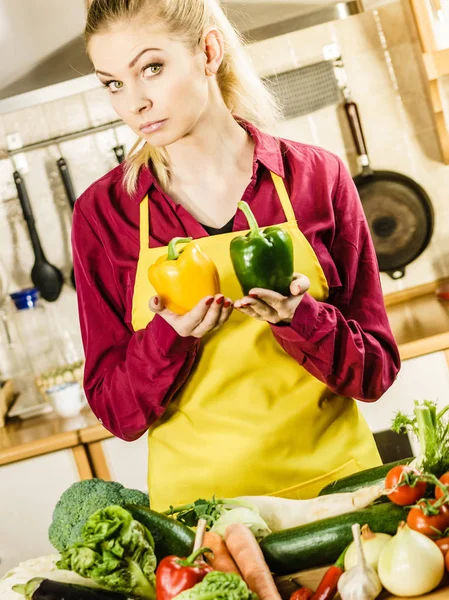 Mulher segurando pimentão pimentas páprica pensando — Fotografia de Stock