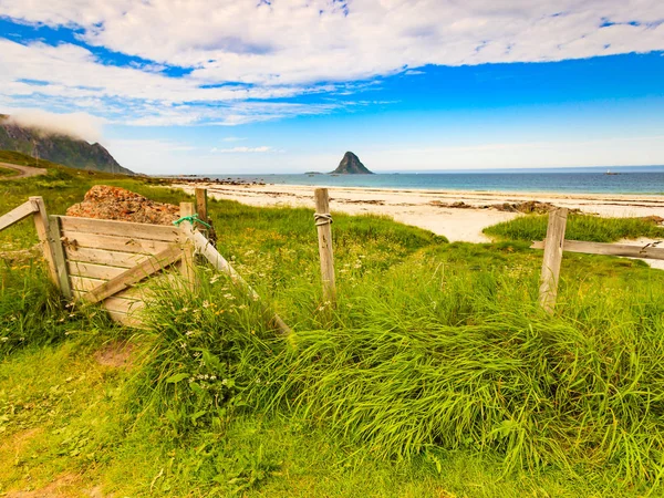 Havet kusten sandiga stranden i semesterorten Bleik Andoya Norge — Stockfoto