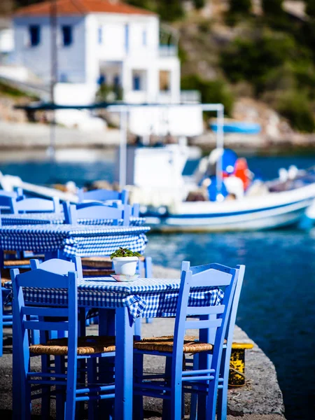 Καφέ ανοιχτό υπαίθριο εστιατόριο στην Ελλάδα στην ακτή θάλασσας — Φωτογραφία Αρχείου