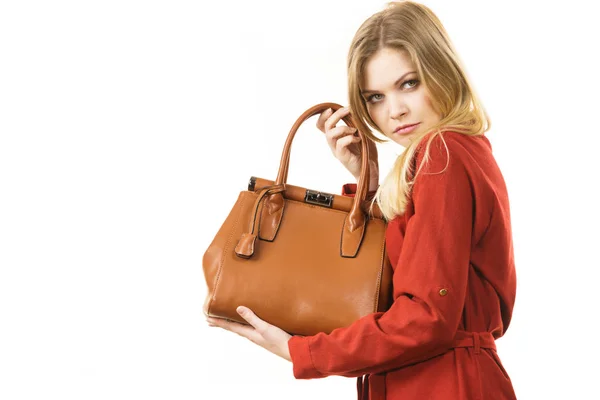 Женщина защищает свою сумочку — стоковое фото
