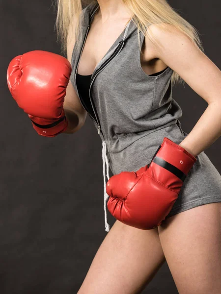 Hermosa mujer con guantes de boxeo rojos —  Fotos de Stock