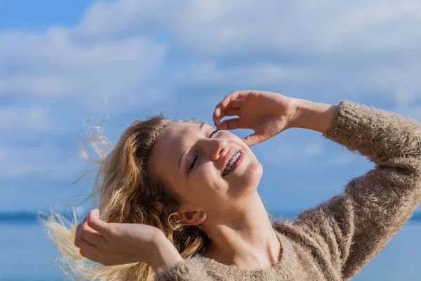 Femme heureuse en plein air portant pull — Photo