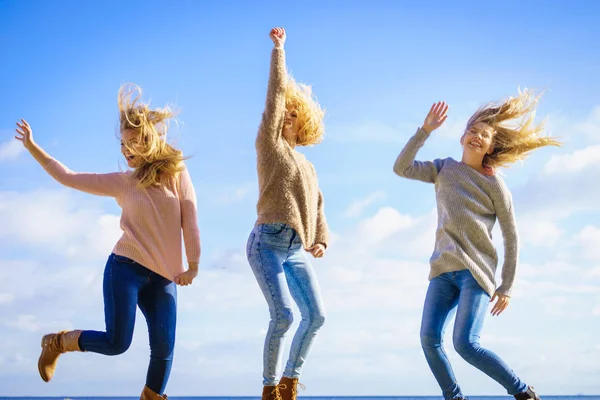Tres mujeres saltando —  Fotos de Stock