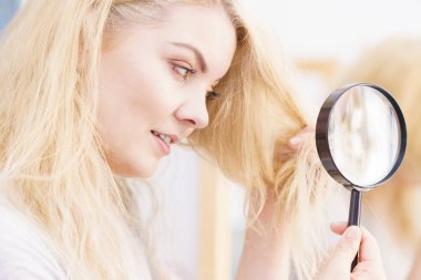 Mutlu kadın saç, magnifer üzerinden seyir