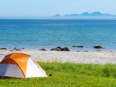 Çadır plajda, Lofoten Norveç ile deniz manzarası
