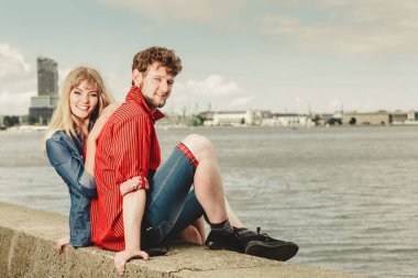 Seven çift boş zaman birlikte deniz kenarında vakit