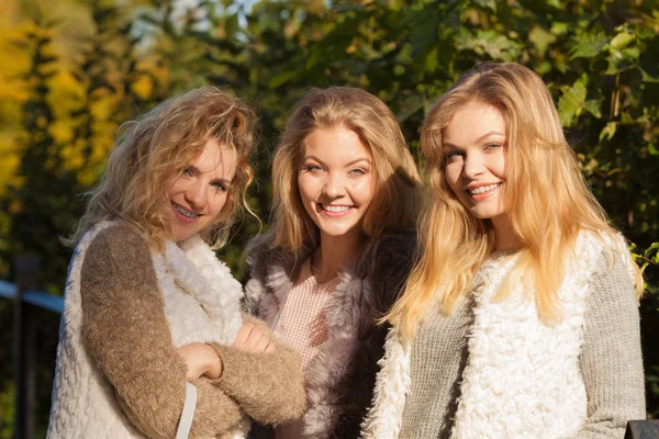 Three fashionable models outdoor — Stock Photo, Image