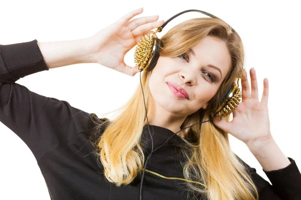 Mulher adolescente usando fones de ouvido — Fotografia de Stock