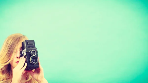 Mulher tirando fotos com câmera velha — Fotografia de Stock