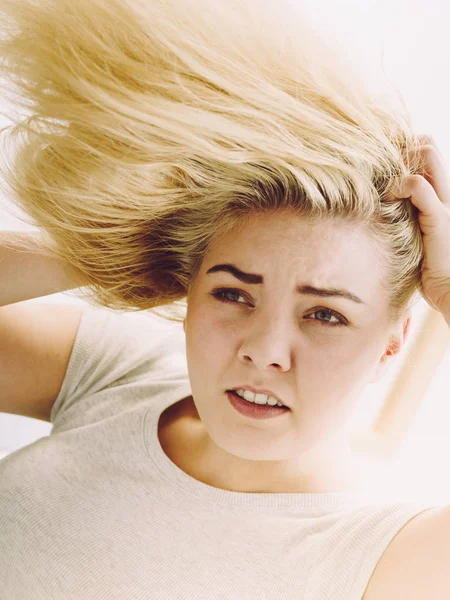 Donna che ha problemi con i capelli biondi — Foto Stock