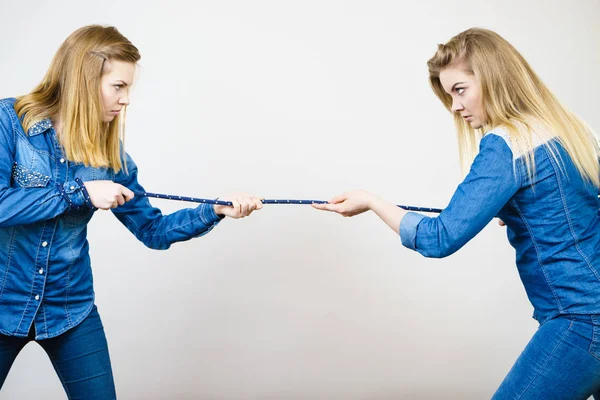 Duas mulheres tendo discutido puxando corda — Fotografia de Stock