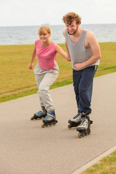 Patinador pareja patinaje al aire libre — Foto de Stock