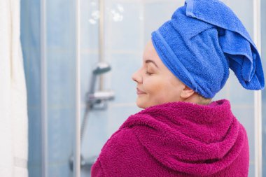 Duş sonra havlu kadında