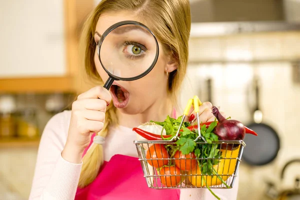 Donna che indaga shopping backet con verdure — Foto Stock