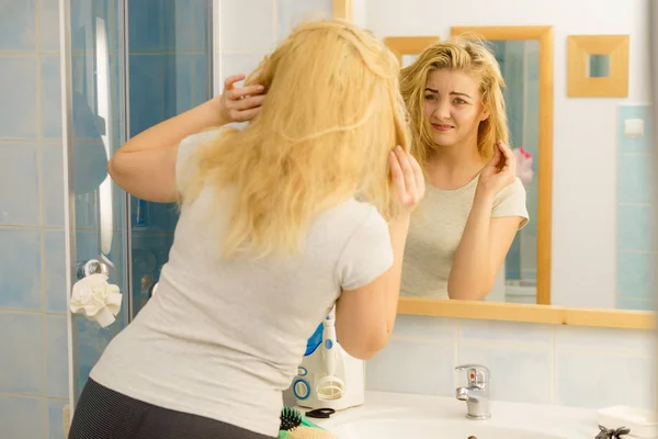 Birtoklás probléma-val a szőke haj nő — Stock Fotó