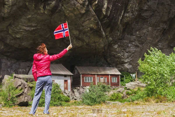Turismo visitando Helleren houses en Jossingfjord, Noruega — Foto de Stock