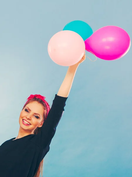 Härlig leende flicka håller färgglada ballonger. — Stockfoto