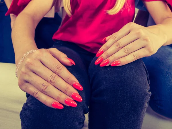 Vrouw met nagels — Stockfoto